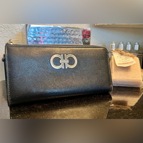 Authentic Salvatore Ferragamo Saffiano Leather Black Women's Zippy Wallet EUC! - Picture 6 of 16